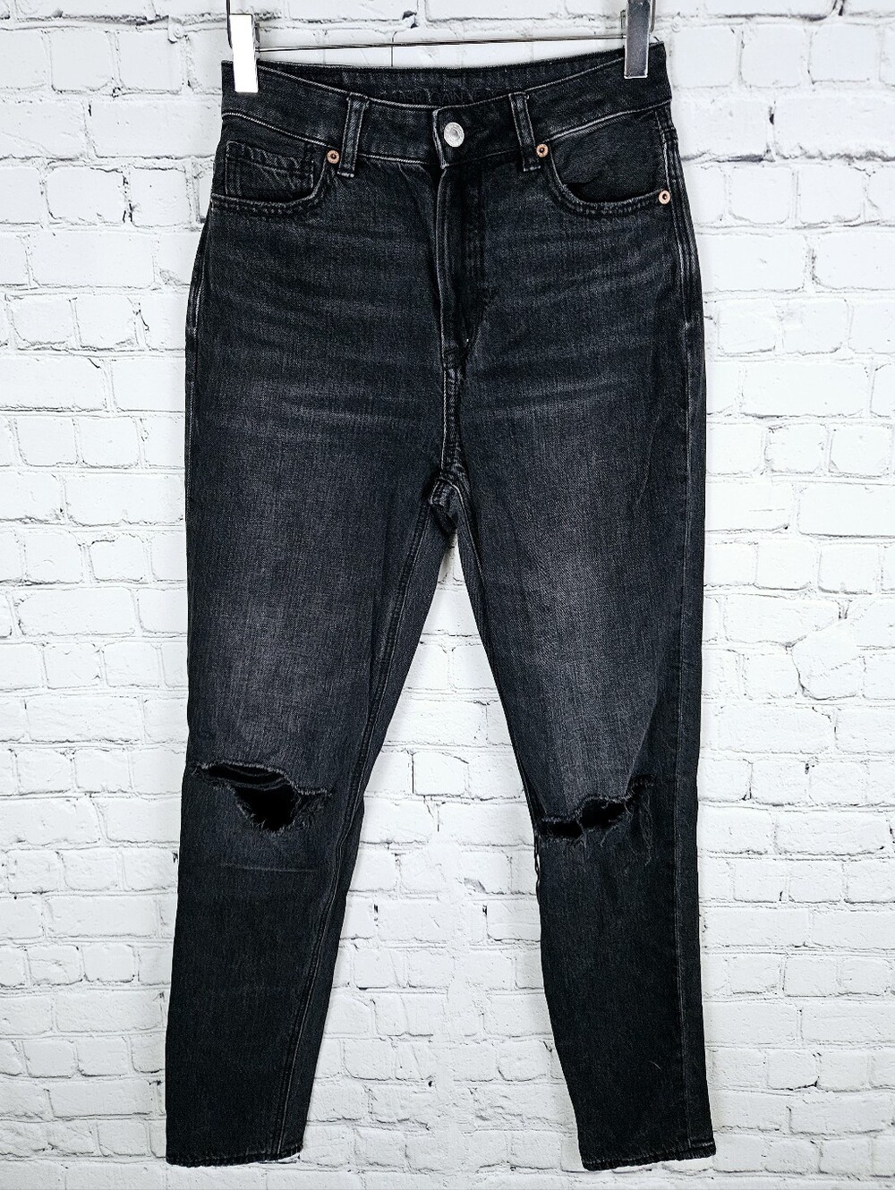AMERICAN EAGLE | Mom Jean high waist tapered leg distressed destroyed knee jeans